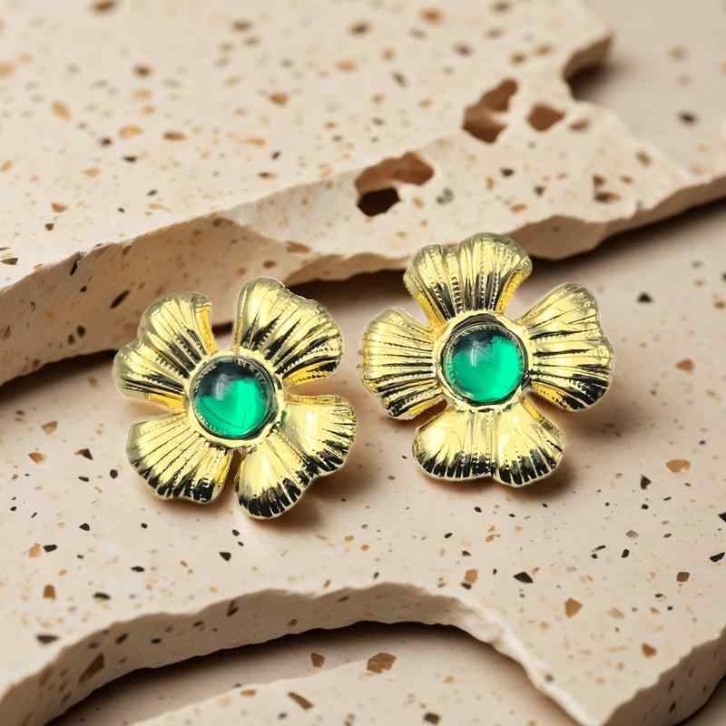 Chromium - レディース イヤリング 花 モチーフ ターコイズ ピアス アクセサリー 花びら デザイン グリーン カラーバリエーション 赤 緑 黄 ホワイト ビーズ 夏 コーディネート ファッション ジュエリー 軽量 メタル 加工 個性派 スタイル 植物 モチーフ 耳
