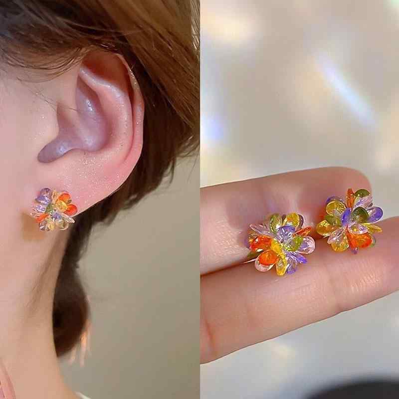 石灰 - イヤリング 女性用 花柄 水晶 彩色 春夏 ファッション かわいい 耳飾り 軽量 華やか アクセサリー デイリー コーデ トレンド ビーズ フラワー モチーフ シンプル デザイン