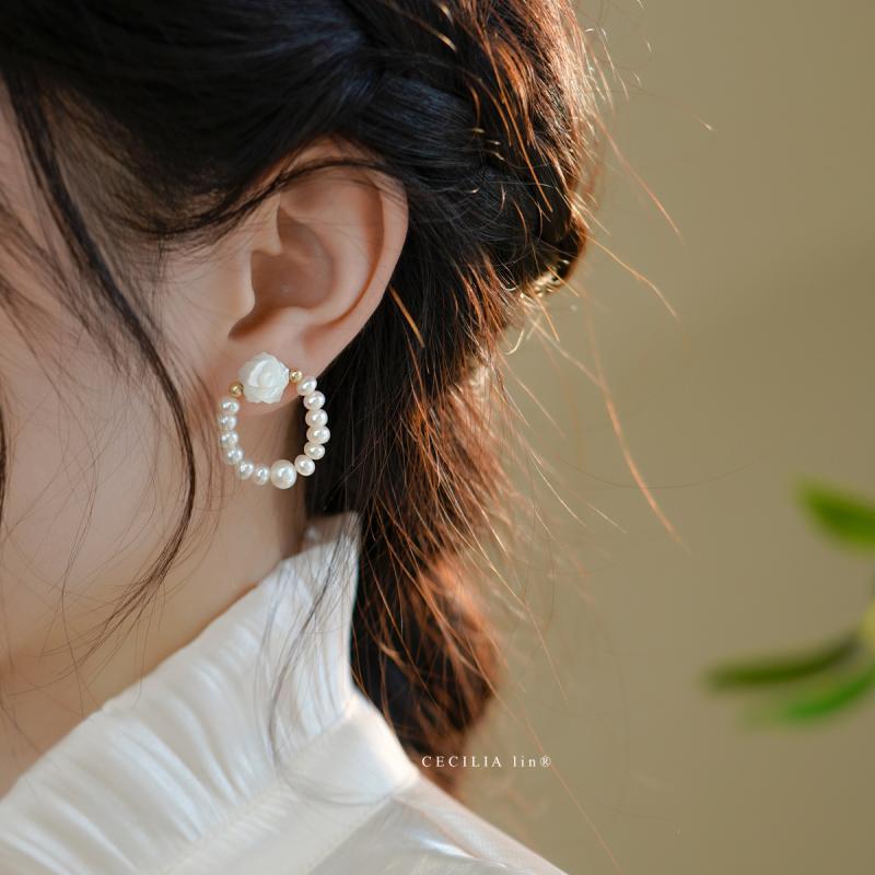 ・製品カテゴリ: 耳飾・スタイル: 清新甜美、自然・主な素材: 珍珠母贝・針素材: 925銀・加工方法: 手工編織・対象: 女式・カラー展開: 透明耳夾