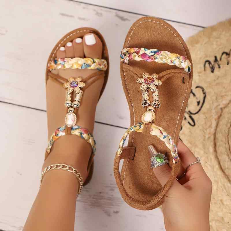 サンダル 女性用 ビーチサンダル ボヘミアン 春夏 2025 米白色 コーヒー色 編み込み ビーズ 装飾 ラウンドトゥ フラット 低めの踵 快適 軽量 伸縮性 布地 表面 ゴム底 側面オープン 後部オープン 足入れ簡単 純色 デザイン カジュアル スタイ