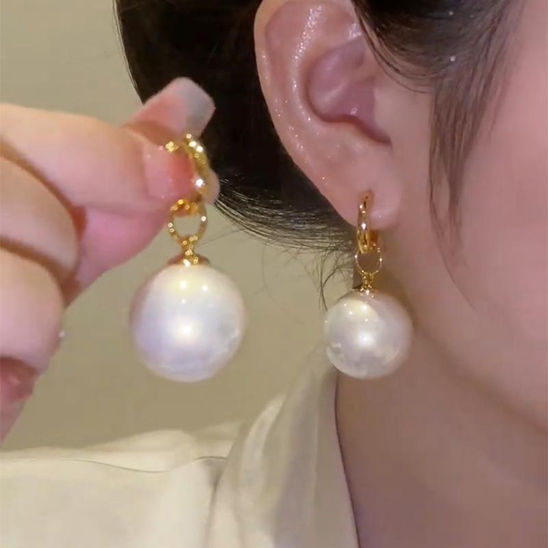 Rakuten - イヤリング 女性用 大型パール 耳飾り ドロップ型 白色 赤色 接触冷感 軽量 ファッション 通勤 秋 シンプル 気質 百搭 銀針 耳扣 母貝 電気メッキ加工 幾何学 軽奢風