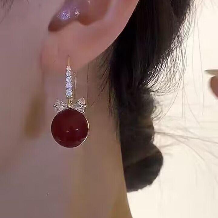 イヤリング 女性用 赤い真珠 気品 高級感 軽量 シルバーニードル 蝶結 デザイン ジルコニア 装飾 冬 秋冬 ファッション 通勤 スタイル 優雅 赤系 カラー ホワイト 形状 パターン 耳飾り