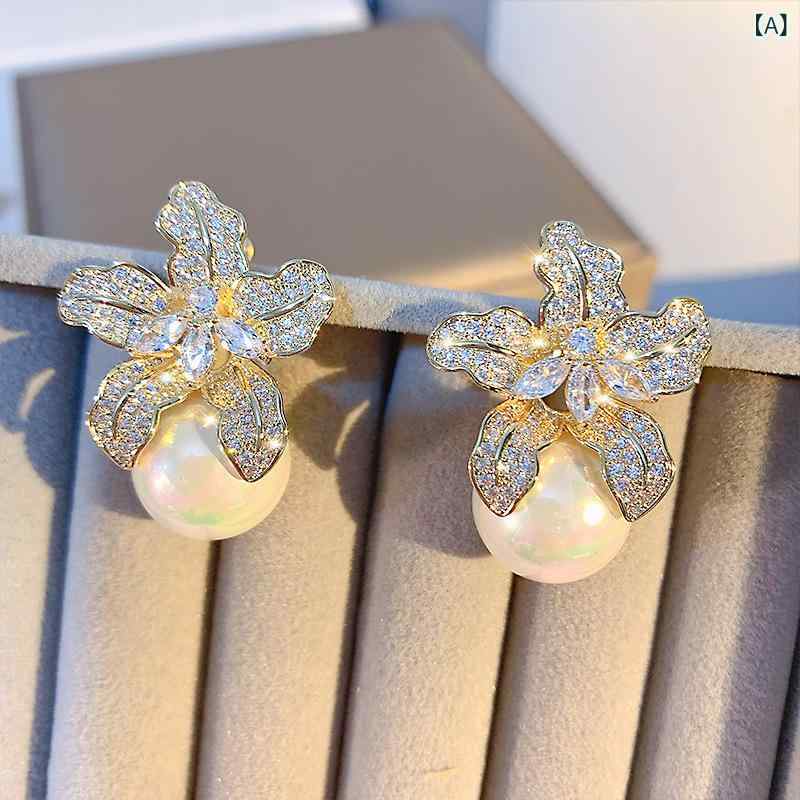 Opal - ピアス 女性用 花びら クリスタル 偽物パール 花 フラワー モチーフ 韓国風 トレンド 気品 デザイン 花卉 植物 モチーフ イヤリング 耳飾り アクセサリー イエローゴールド シルバー 冬 ファッション オフィス 通勤 スタイル