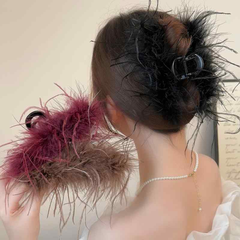 ヘアクリップ 女性用 大型 羽毛 装飾 後頭部 固定 ピン アクセサリー ダストアップ フラッフィー スタイル 軽量 手作り 加工 ブラック カラー ブラウン カラー レッド カラー 秋冬 シーズン 清新 甘め 韓流 トレンド ボリューム アップ かわい