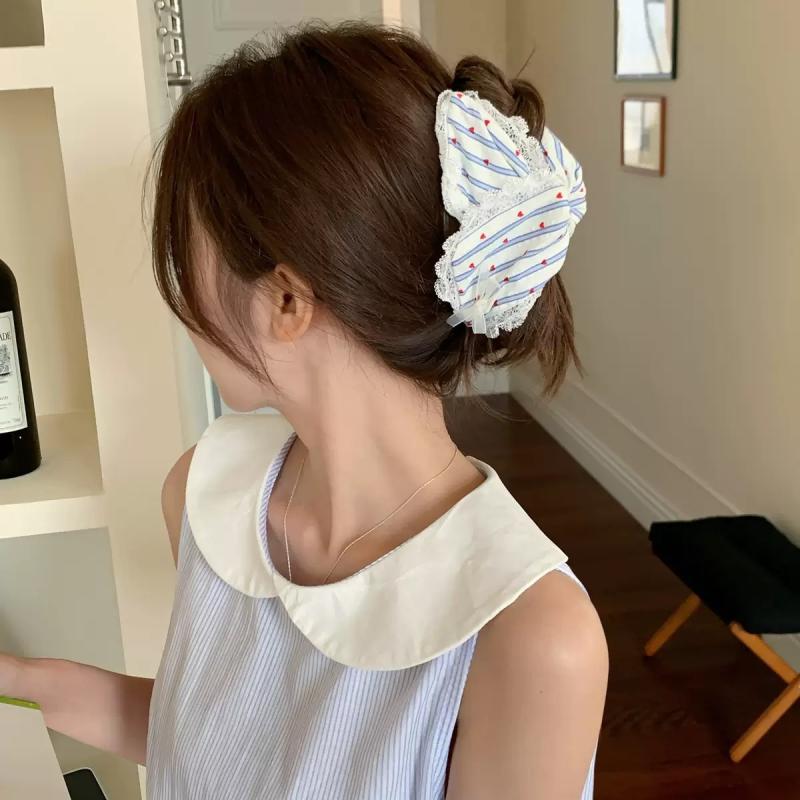 乐天商城 - ヘアアクセサリー 女性用 春夏 かわいい 条紋 ハート トリプル デザイン 髪留め クリップ 大型 シャーククリップ 半アップ アップスタイル ヘアピン 頭飾 軽量 布地 素材 ハンガリアンスタイル 甘い フレッシュ 黒縁 白縁 ストライプ ハート型 髪