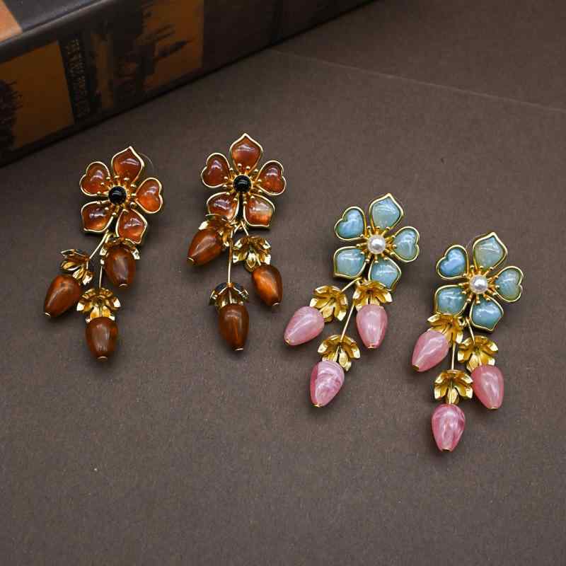 イヤリング レディース 復古 花卉 ロング ゴールド 合金 電気メッキ加工 冬 かわいい 植物モチーフ ファッション 百搭 アクセサリー 伸長タイプ チタン針 冬用 コーデ アイテム シンプル デザイン
