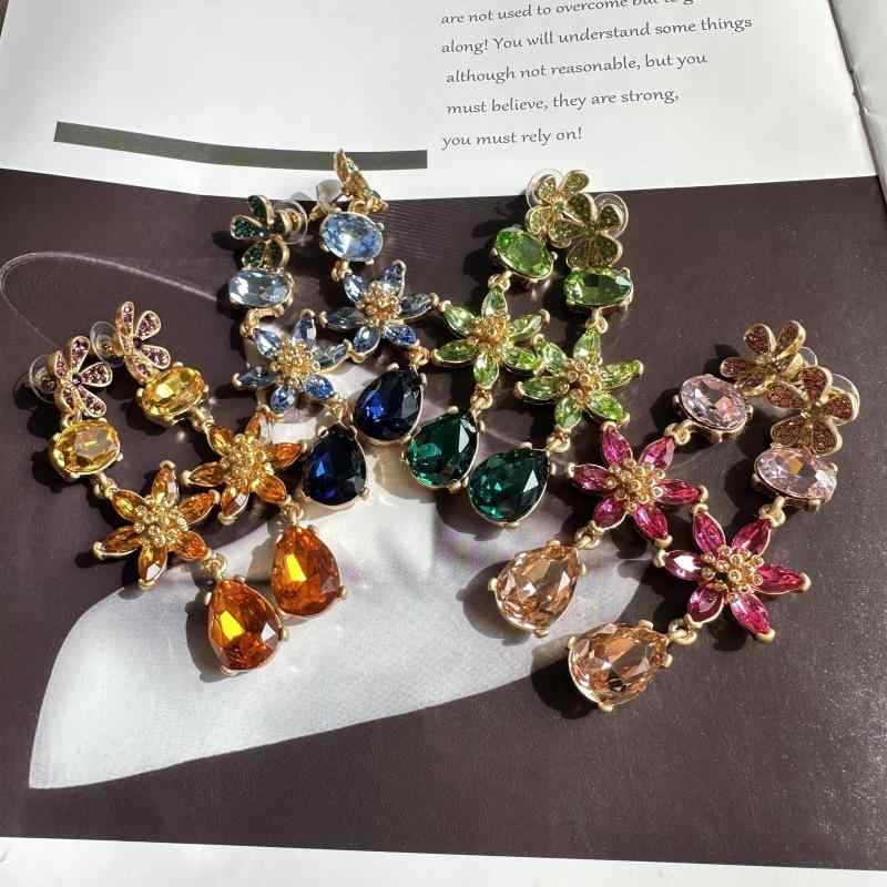 イヤリング 女性用 花 モチーフ カラードジルコニア ファセットカット ガラス ドロップ型 耳飾り かわいい ピンク グリーン ブルー オレンジ 春夏 田園風 清新 甘い スタイル 銅製 電気メッキ加工 軽量 華やか パーティー 普段使い アクセサリー