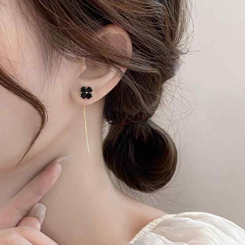 イヤリング 女性用 ブラック 四つ葉クローバー 花卉 デザイン 軽量 ファッション 通勤 春季 植物モチーフ 花びら 気質 925シルバー針 宝石 銅合金 イエローゴールド アイボリー ピンク系 接触冷感 軽奢 小众 切り替え ハイブランド チャイナドレ