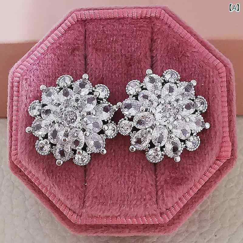 イヤリング ピアス 女性用 気質 百搭 シンプル 超輝き ジルコニア 花柄 幾何学 デザイン ファッション 通勤 スタイル 冬 ホワイト イエロー 電気メッキ加工 銅素材 2