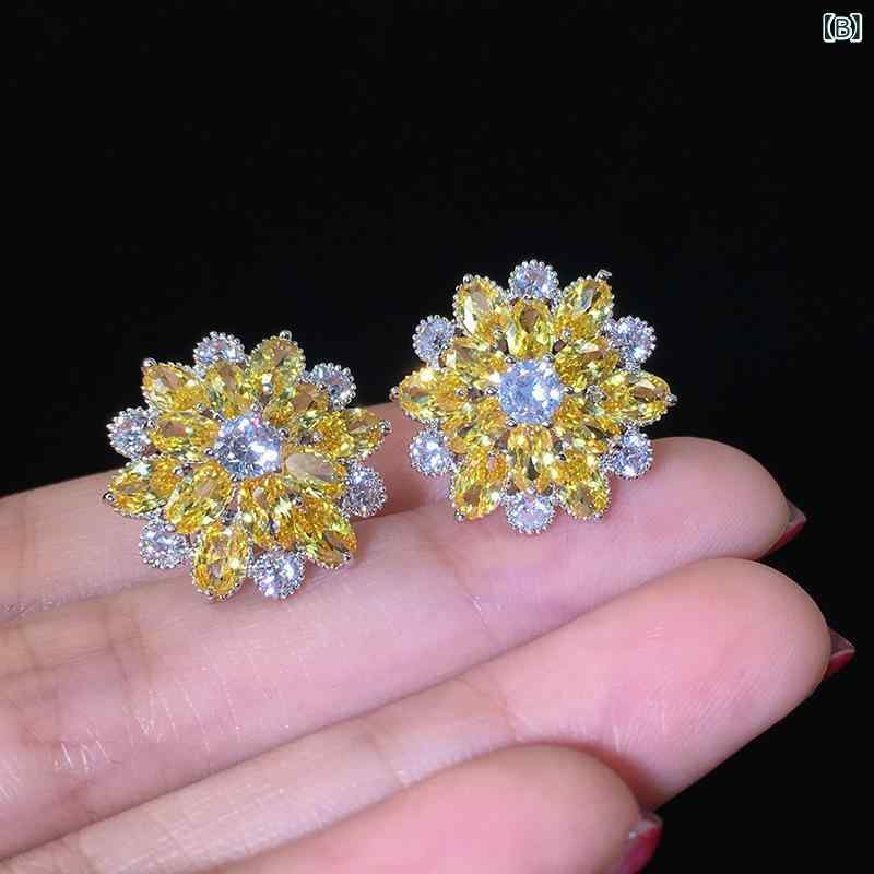 イヤリング ピアス 女性用 気質 百搭 シンプル 超輝き ジルコニア 花柄 幾何学 デザイン ファッション 通勤 スタイル 冬 ホワイト イエロー 電気メッキ加工 銅素材 3