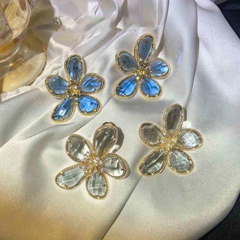 イヤリング 女性用 花 モチーフ クリア クリスタル ゴールド シルバー グレー ブルー グリーン ピンク レッド パープル メンズ アクセサリー ファッション アクセント 華やか デザイン トレンド 通勤 日常使い 軽量 輝き 個性 スタイル