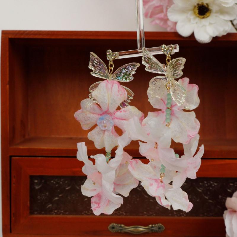 イヤリング 女性用 ピンク 花柄 フリンジ 蝶々 デザイン アクセサリー 耳飾り かわいい 花びら アクセサリー 銀色 針 夏 韓国風 清新 甘い 植物 モチーフ 軽量 アクリル素材 華やか フェミニン ファッション