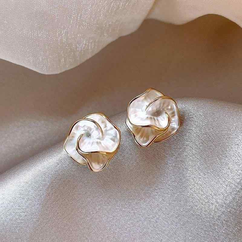 Body Earrings - イヤリング 女性用 カメリア モチーフ 耳飾り 軽奢 高級感 気質 デザイン 韓国風 清新 甘美 スタイル ハンガリー ブラック ピンク系 ホワイト 花柄 フラワー ドロップ シャープ 立体 軽量 ファッション アクセサリー 日常使い かわいい シンプル