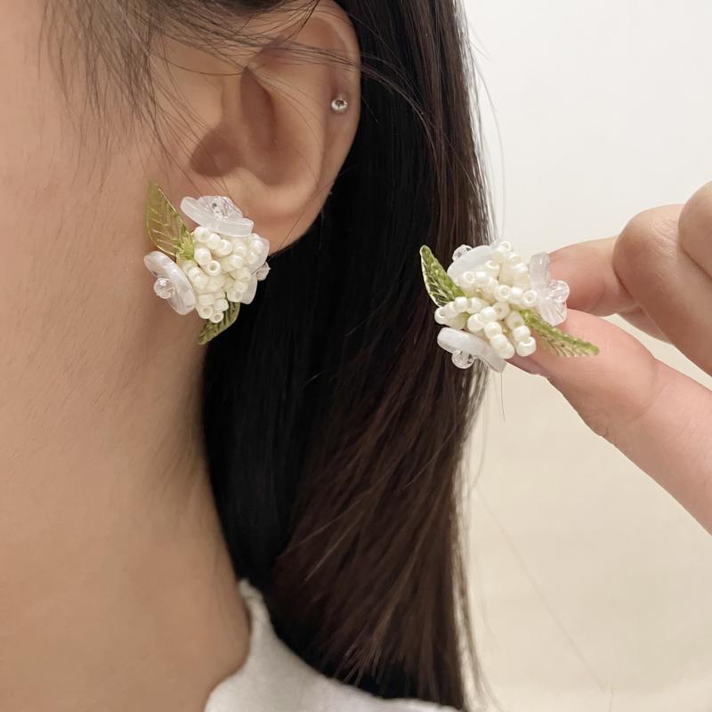 イヤリング 女性用 花 葉 ビーズ デザイン かわいい ファッション アクセサリー ピンク ホワイト アクセ 春夏 軽量 日常使い 休日スタイル 清新 スイート