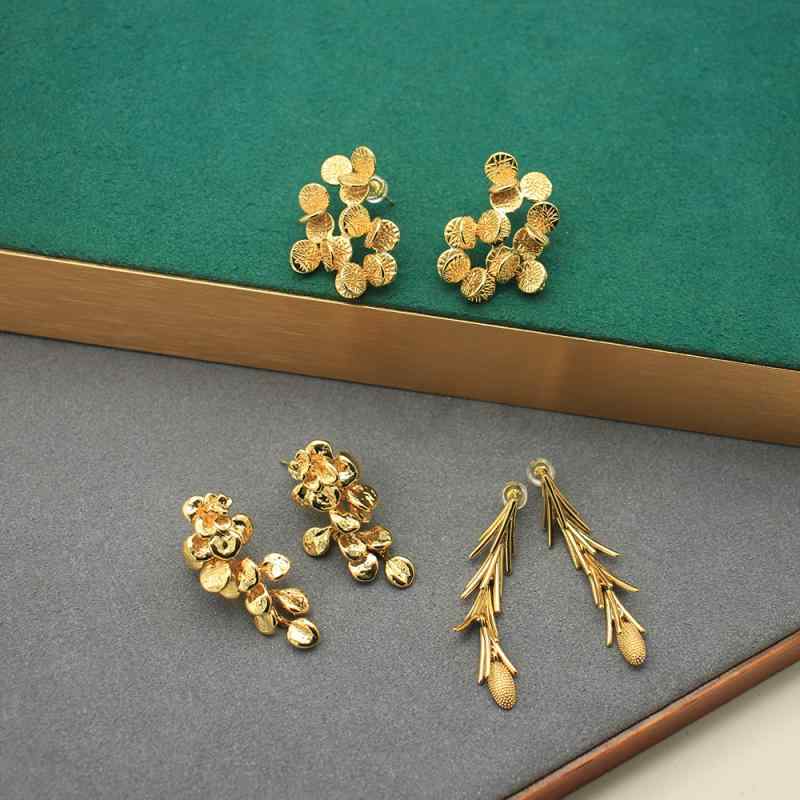 イヤリング 女性用 軽量 高級感 イヤースタッド 純金風 花びら デザイン シンプル 百合 郁金香 玫瑰花 山茶花 モチーフ ファッション 通勤 植物花卉 鎏金 メープルリーフ 春季 925銀針 銅合金 電気メッキ加工 イヤーアクセサリー