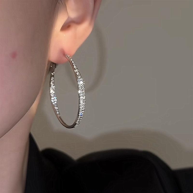 Chromium - ピアス 大ぶり シルバー ラインストーン 女性用 気品 幾何学 ファッション 通勤 軽量 キラキラ アクセサリー 春夏 華やか 装飾品