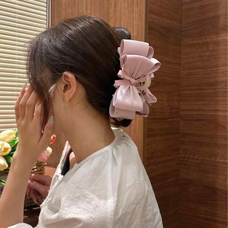 ヘアアクセサリー 女性用 韓国風 黒 ブラック 缎面 光沢 布地 素材 大型 ビッグ バタフライ リボン 蝶結び 後頭部 アップスタイル 固定 ピン 抓夹 13cm サイズ 夏 季節 かわいい 甘め スタイル 軽量 ハンドメイド 仕上げ ヘアピン クラッ