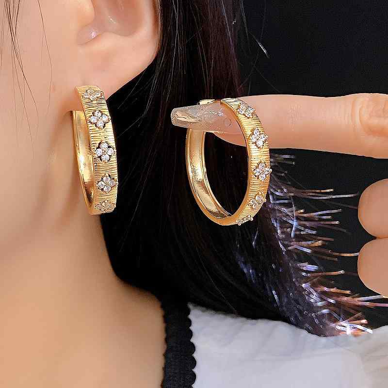Tourmaline - イヤリング 女性用 ファッション 幸運 四つ葉クローバー 大型 円形 ジルコニア 装飾 軽量 華やか 高級感 ゴールド 春夏 普段使い 通勤 アクセサリー 個性的 スタイリッシュ 耳飾り 軽奢