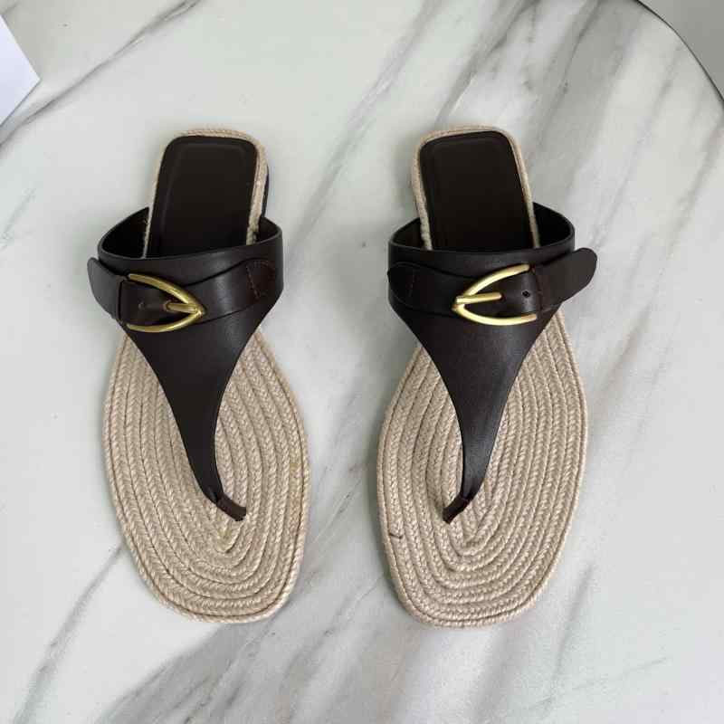 女性用サンダル ビーチサンダル 金属装飾 草編み ローマサンダル 栗色 フラットシューズ 平底 日常使い 軽量 柔らかい小牛皮 藤草底 夏用 ビッグシルエット ピンヒールなし シンプルデザイン 編み込み 女性靴 ファッションサンダル ビーチスタイル コッ