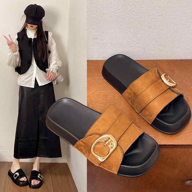 サンダル 女性用 夏 厚底 ビーチ フラット ファッション 復古 防滑 軽便 透気 PVC 素材 黒 茶色 ミルクティーカラー 金属バックル フリンジ 装飾 日常 シューズ かわいい スタイル 海辺 外出 着用