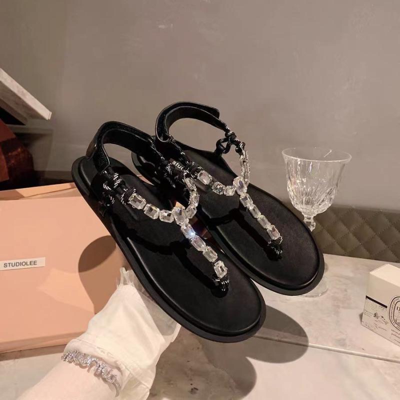 サンダル 女性用 フラット 人字 ビーチ かわいい 水钻 装飾 ロープ 結び目 切り替え デザイン ブラック ブラウン 赤 軽量 速乾 透気 速乾 素材 合成皮革 ラバー ソール 2025 春夏 バカンス 普段使い 足元 コーデ アクセサリー アイテム
