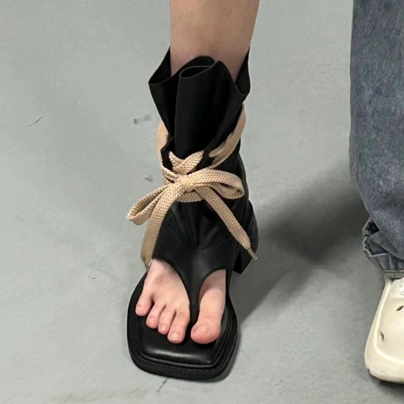 サンダル 女性用 夏 厚底 ストラップ トング プチプチ 靴 軽量 復古 スタイル ブラック PU素材 接触冷感 ハイウエスト フィット 普段使い 吸湿速乾 伸縮性 切り替え デザイン ビッグシルエット ラウンドトゥ
