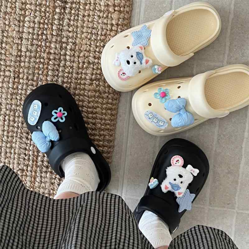 女性用 洞洞シューズ かわいい 犬モチーフ 夏用 厚底 3cm以上 軽量 EVA素材 包頭 透気性 切り抜きデザイン 外履き 米色 ブラック 甘め キャンパススタイル 通気 快適 ビーチサンダル クッション性 柔軟 普段使い(3.0)