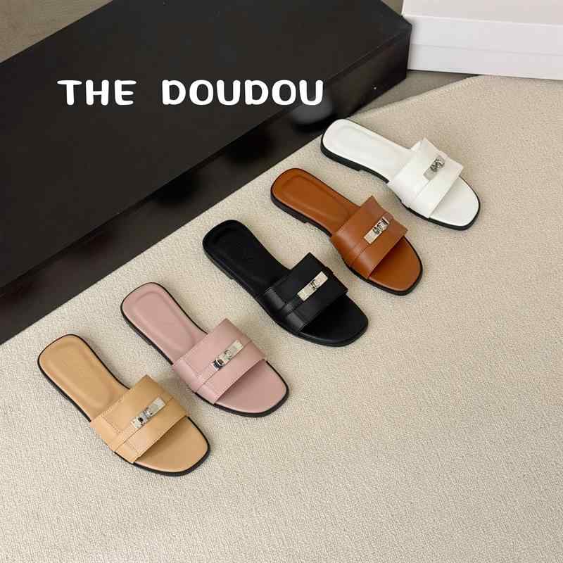 レディース 低ヒール フラットサンダル 夏 春夏 かわいい 仙女風 メタルバックル ビーチ リゾート バカンス 女性用 外履き 丸トゥ 韓流スタイル マイクロファイバー ラバーソール ホワイト ブラウン ベージュ ピンク ブラック 接触冷感 軽量 伸縮性