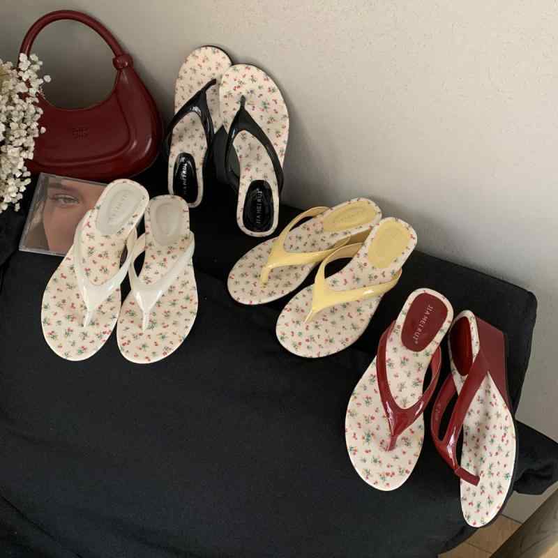 サンダル レディース 夏 春夏 赤 黒 ベージュ 黄 花柄 丸頭 ヒール ビーチ セビーチ 防水 PVC ラバーソール 軽量 百搭 カジュアル 日常使い アウトドア スリッポン トングサンダル