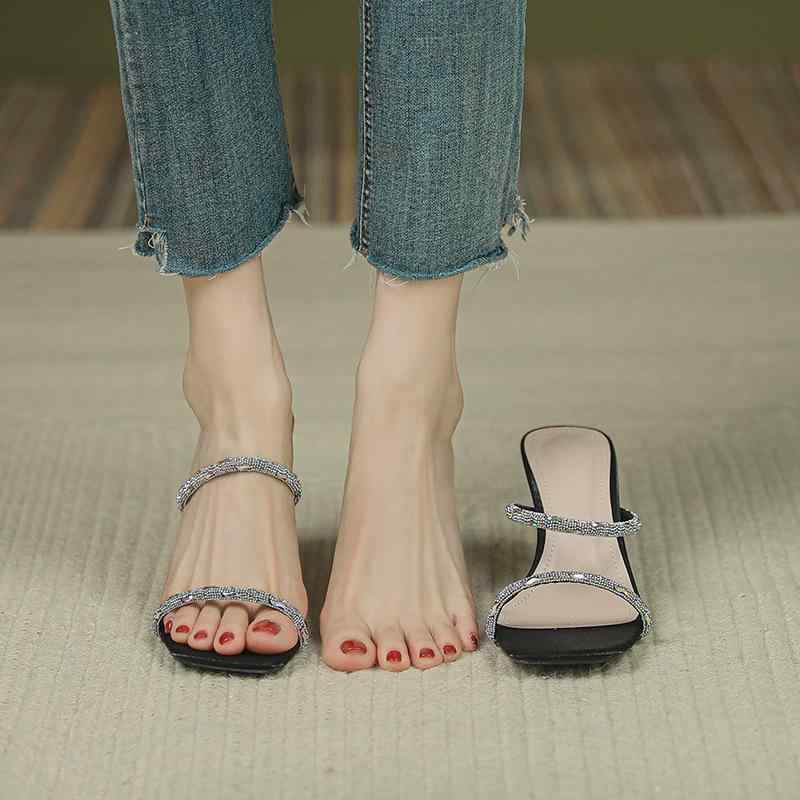 一字带サンダル レディース 細跟 露趾 仙女風 ブラック 香槟色 方頭 夏 春 秋 軽量 伸縮性 吸湿速乾 布面 超繊 ラバーソール 後ろ紐 バックル ミッドヒール 中丈ヒール 3-6cm 日常使い 通勤 カジュアル フェミニン 足元おしゃれ 歩きやすい