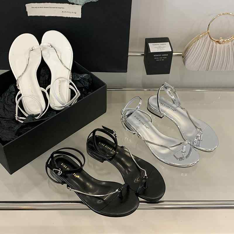 吊饰 - レディース フラットサンダル セットイン トゥ チェーン 装飾 ラウンドトゥ オープントゥ 女性用 夏用 清涼 ストラップ バックル サンダル 頭層牛皮 素材 低ヒール 3cm未満 快適 スタイル 白色 シルバー ブラック カラー 軽量 通気性 普段使い