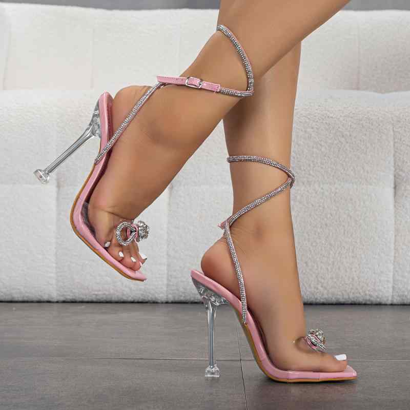 レディース ローマサンダル 透明ヒール 細ストラップ バタフライボウ ラインストーン 装飾 夏 ファッション 女性用 ローマンシューズ 甘め スタイル ブラック シルバー ピンク カラーバリエーション PU 素材 方先 デザイン バックル 着脱 軽量 吸