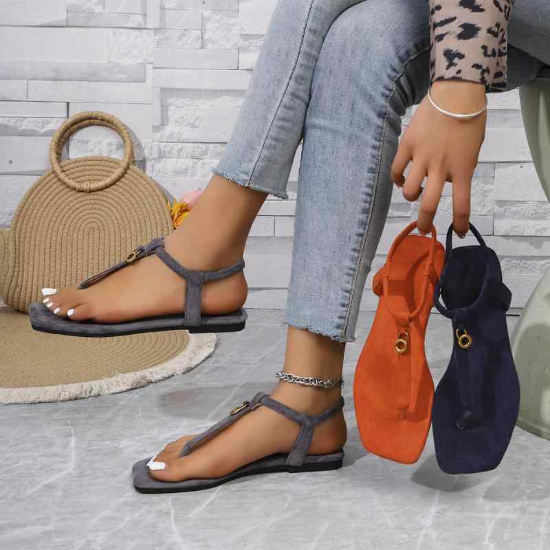 レディース 夏 ローマサンダル フラットシューズ 方頭 トゥポスト 軽量 日常 履き 切り替え デザイン 低幫 後空 側空 綿 内張り 純色 深色 グレー 赤 伸縮 バンド 固定 吸湿 速乾 機能 再生繊維 人工毛 表面 ラバー ソール 粘着 加工 通気
