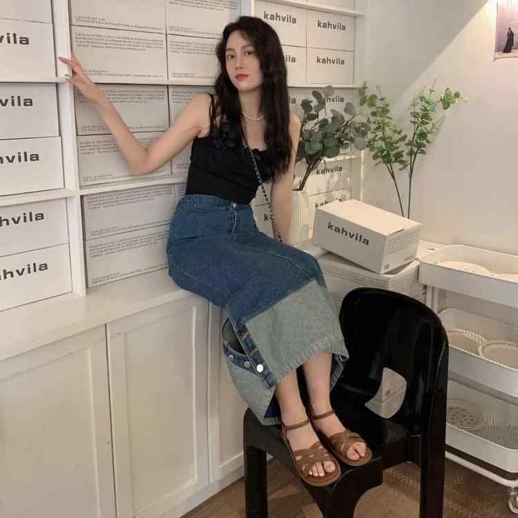 サンダル 女性用 夏 平底 かわいい 学生 仙女 休暇 リゾート ローマ ビーチシューズ 合成革 透気 革切り替え 低幫 足首ストラップ 側面開き 純色 黒 白 ブラウン 軽量 柔軟 甘め スポーツ風 通気性 吸湿速乾 ビーチサンダル 休日シューズ