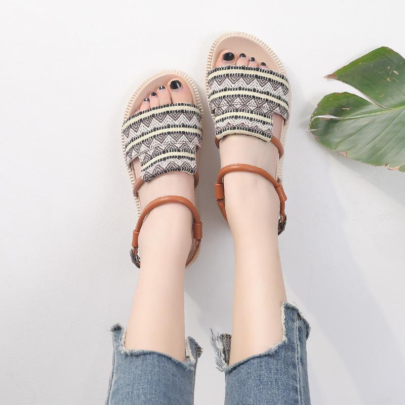 ローマンサンダル 女性用 春夏 民族風 オープントゥ 平底 学生向け 百搭 韓風 大きめサイズ 低幫 側空 脚腕ストラップ 麻素材 ラバーソール 丸トゥ バックル 純色 超繊内里 粘着ソール ブラック ブラウン 中厚底 軽量 通気性 普段使い カジュアル