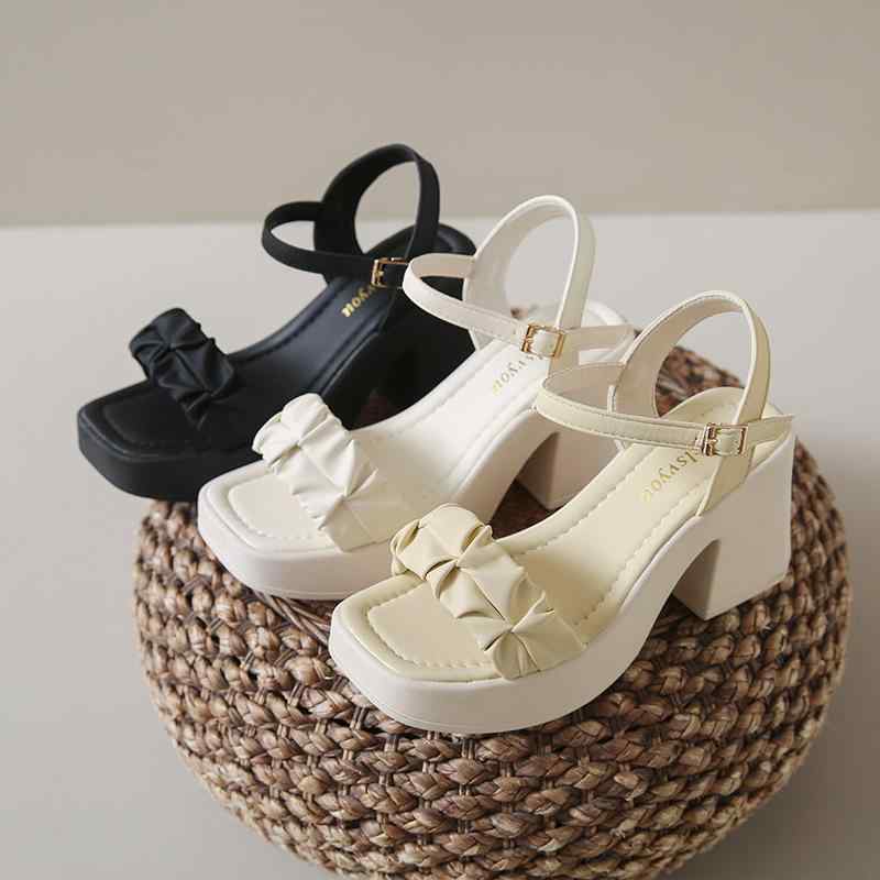 サンダル 女性用 大きいサイズ 厚底 ヒール 夏用 ワンストラップ バックル ソリッドカラー スクエアトゥ チャンキーヒール シンプル スタイル 軽量 PU素材 ラバーソール 米白色 ブラック イエロー 普段使い 快適 伸縮性 通勤 通学 春夏 秋 デイ
