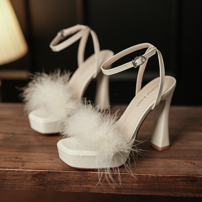 サンダル レディース 仙女風 気質 高跟 一字带 粗跟 毛毛 黒 米白 超纤 方頭 通勤用 軽量 伸縮性 2025 春季 かわいい 普段使い 女性用 靴