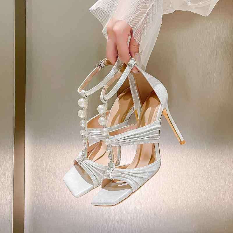 サンダル 女性用 夏 白色 方頭 ローマ式 一本帯 プリーツ オープントゥ 細ヒール 甘め 2層牛革 超繊細 ラバーソール バックル式 軽量 通気性 伸縮性