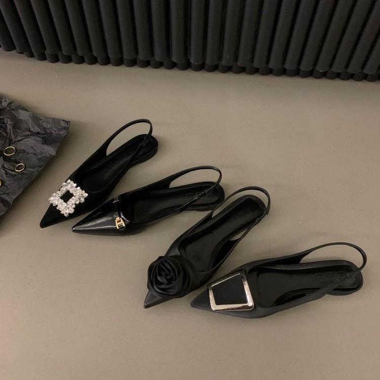 サンダル 女性用 ブラック 尖頭 フラット 包頭 後空 軽量 ピューレザー ラバーソール 低幫 サイドカット ピュアカラー ストラップ バックル 装飾 春夏 スカートコーデ 普段使い カジュアル 防水 通気性 快適 歩きやすい シンプル モダン