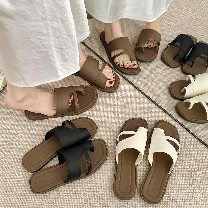 サンダル 女性用 夏季 ローマ風 セットトゥ フラット ビーチシューズ PVC素材 防滑 シンプル 日常使い 居家用 浴室用 黒 ブラウン ベージュ 水晶装飾 丸トゥ カジュアルスタイル 平底 軽量 通年対応