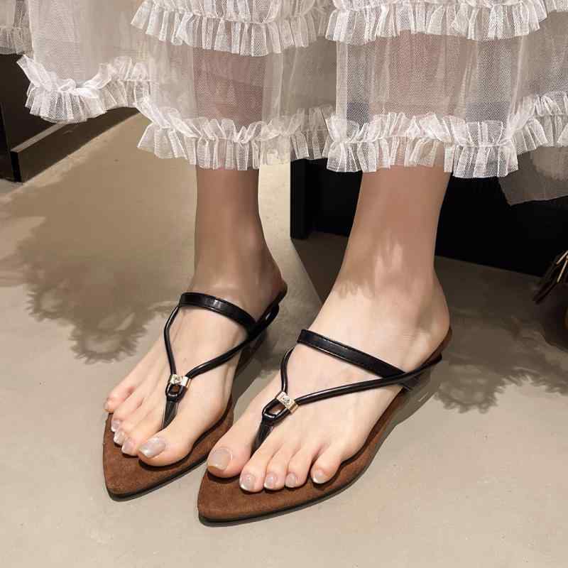 サンダル 女性用 2025 夏 ウェッジヒール 人字サンダル 爪先開き トングサンダル 外履き 日常カジュアル ビーチ サンドビーチシューズ 金色 ブルー ベージュ ブラック 漆皮 PU底 PU内側 軽量 通気性 歩きやすい ハイヒール 履き心地良い 休