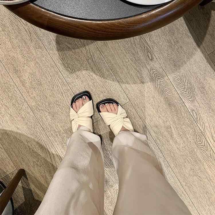 女性用 ビーチサンダル 方頭 ツイスト プリーツ デザイン 夏 沙滩 拖鞋 女性用 クールサンダル 屋外用 軽量 ゴム底 偽皮内張り 黒 白色 ベージュ フラット ソール 純色 シンプル スタイル 休暇 リゾート 履き 快適 吸湿速乾