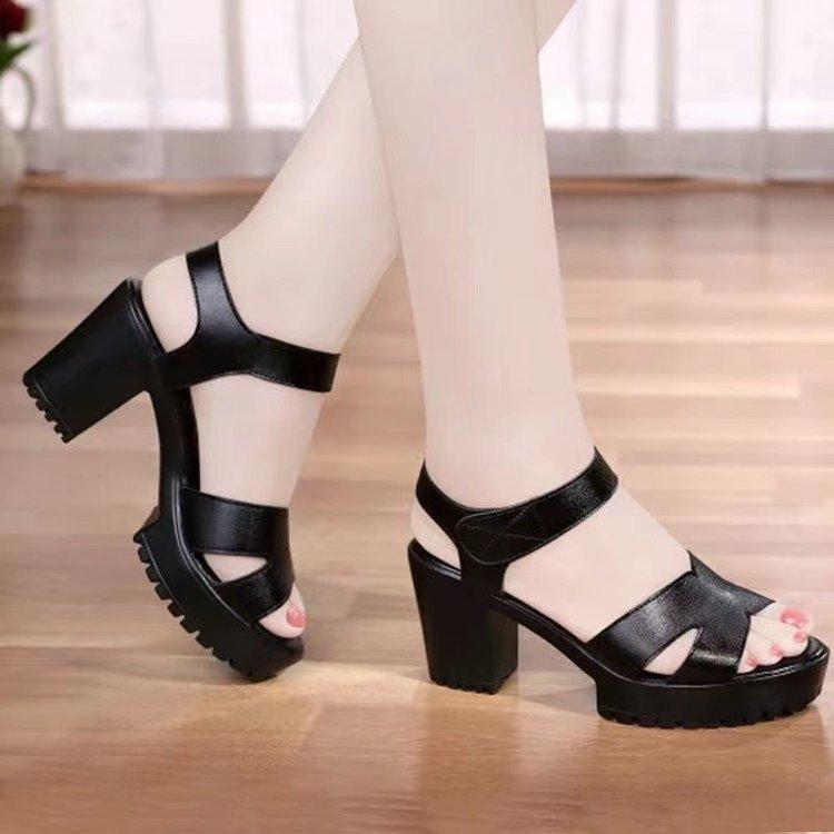 サンダル 女性用 夏 ローマンスタイル 魚嘴型 丸頭 防水台 厚底 中ヒール 粗ヒール ストラップ ワンストラップ バックル ベルト 魔術テープ 漆皮 ラバーソール ブラック 軽量 伸縮性 吸湿速乾 通勤用 普段使い アウトドア 防水
