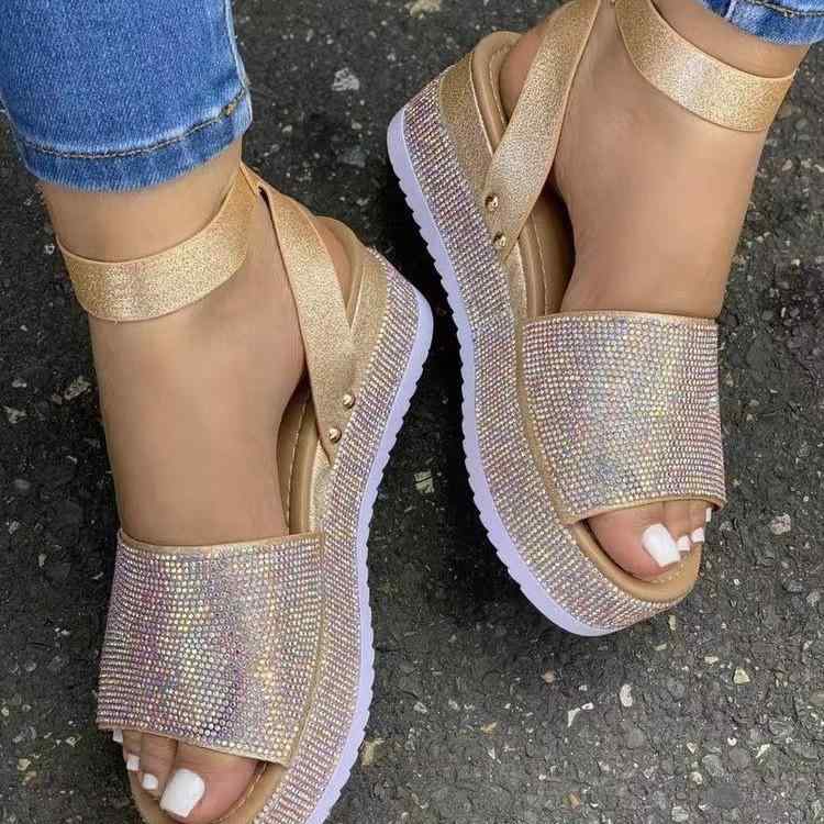 Women'S Shoes - レディース 厚底サンダル 水钻装飾 ワンストラップ ブレスレット ストラップ ラウンドトゥ ミッドヒール ウェッジソール PU素材 ゴールド シルバー ブラック 春夏 欧米風 カジュアル 日常使い 軽量 快適 歩きやすい 大きめサイズ クロスボーダー 輸