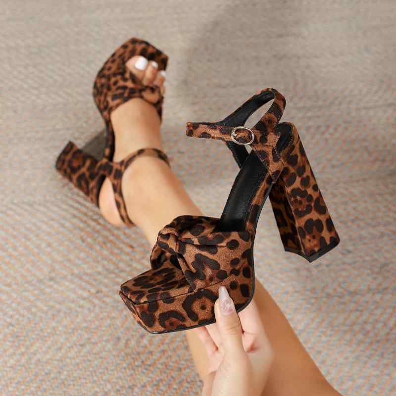 ヒョウ柄 防水台 厚底 超高跟 方頭 ファッションサンダル 女性用 セクシー スタイル ルーズフィット スエード 素材 ラバーソール ピッグレザー ライニング バックル 着脱 ルミネセンス デザイン 秋冬 シーズン 防水 加工 スタイリッシュ ルック