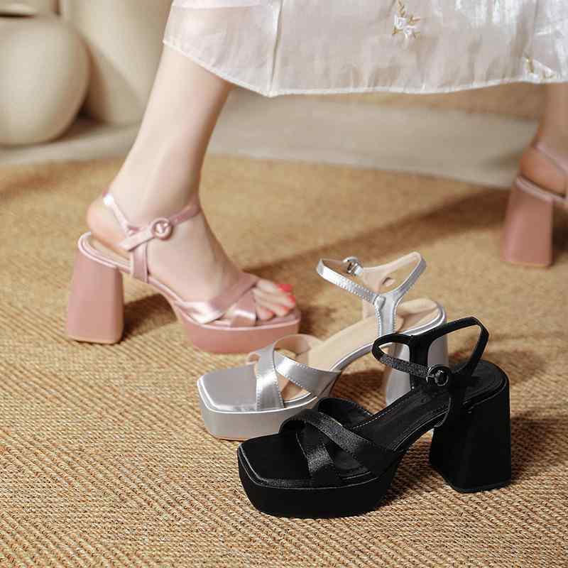 サンダル 女性用 2025夏 方頭 厚底 防水台 名媛風 気質 オープントゥ ストラップ ワイドヒール ピンク シルバー ブラック サテン素材 ..