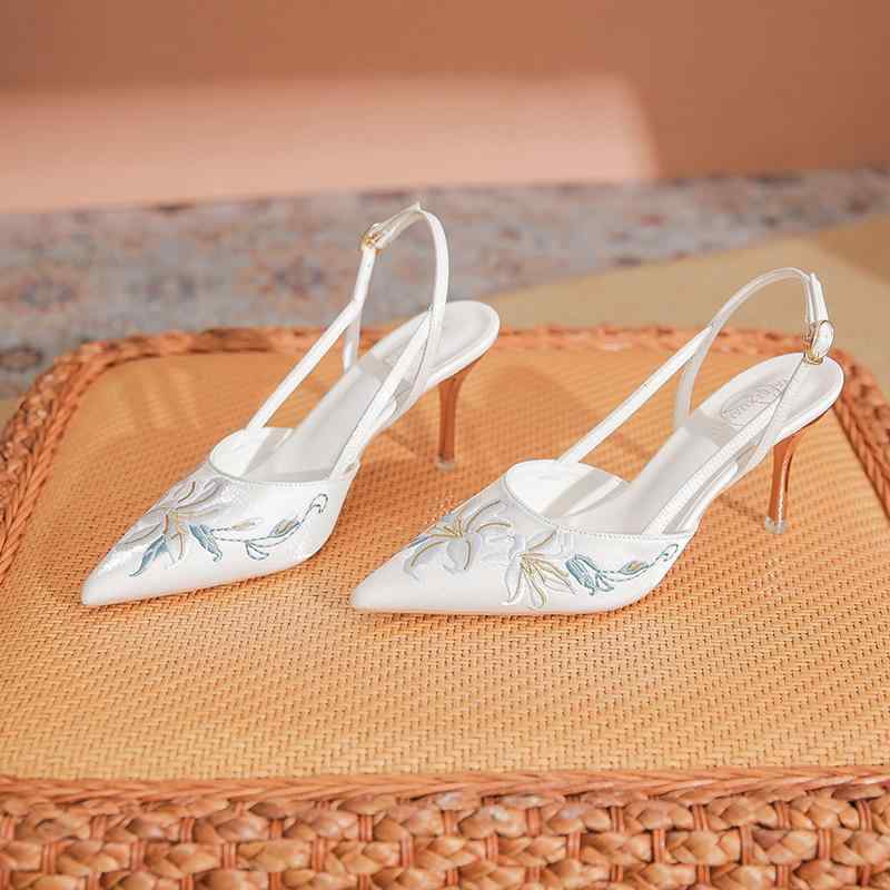 サンダル 女性用 細ヒール 春夏 接触冷感 刺繍 尖頭 包頭 後空 バックストラップ クッション性 軽量 伸縮性 通気性 吸湿速乾 シルク調 綿混 白 ベージュ ピンク系 通勤 普段使い 韓国風