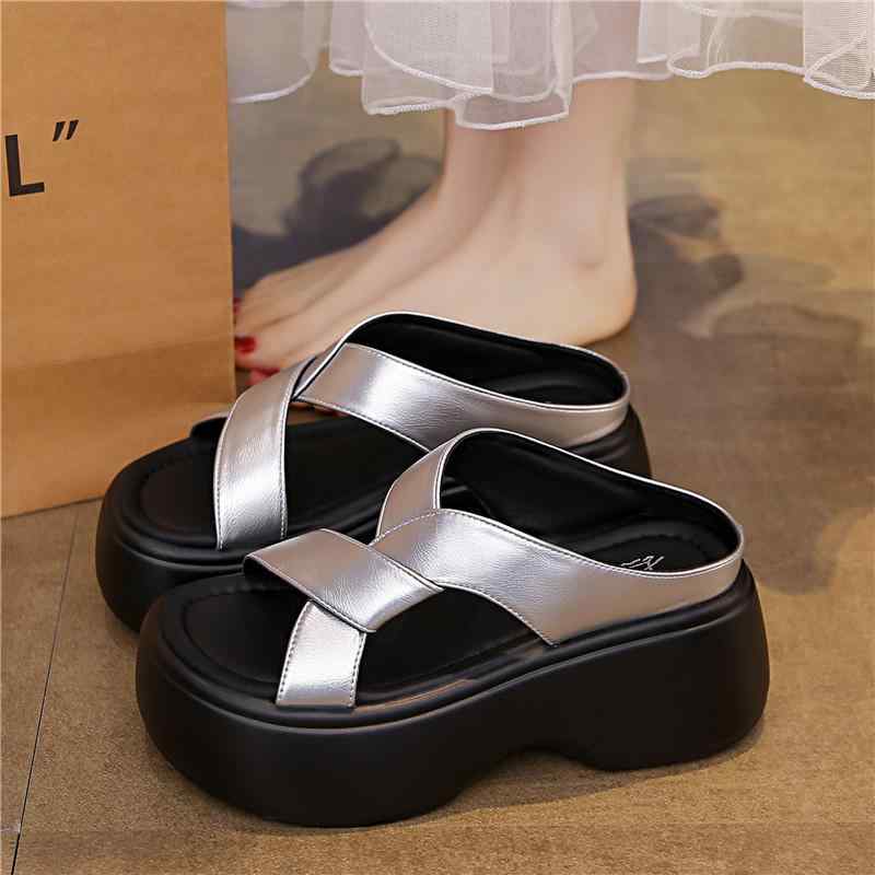 サンダル 女性用 夏 厚底 増高 ワイドフィット 米白色 ブラック シルバー 交叉 ストラップ 軽量 PU 素材 ポリウレタン ソール 超繊維 ライニング ラウンドトゥ クロスデザイン 日常使い 屋外 履き 快適 歩きやすい 春夏 シーズン 休日 スタイ