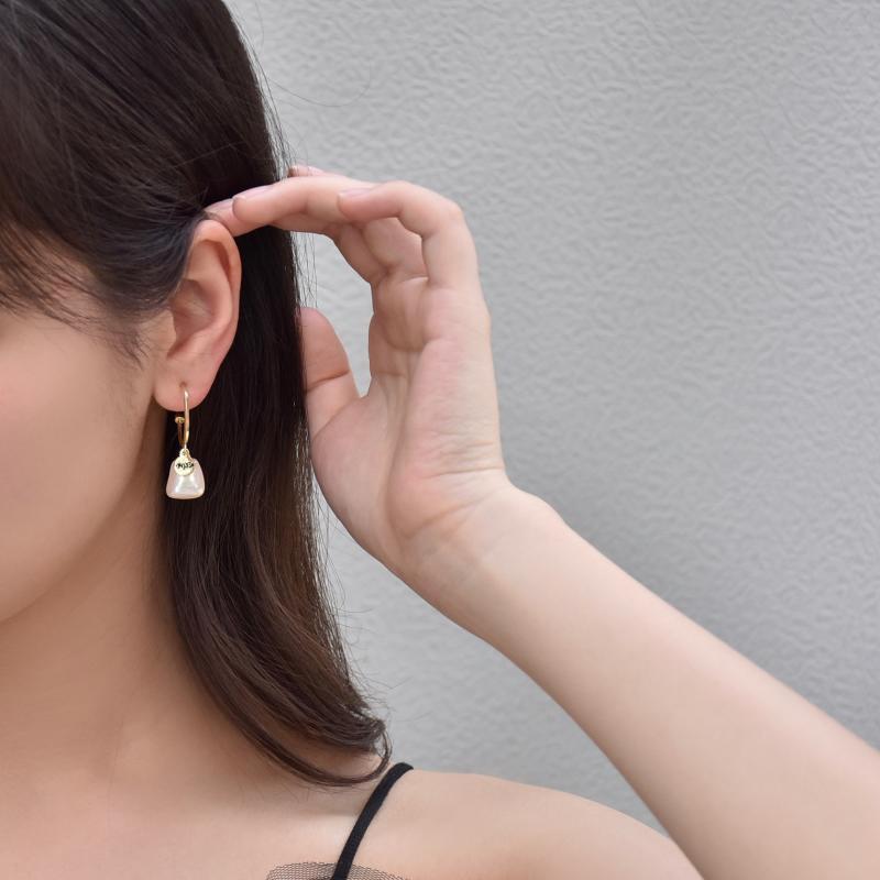 Rakuten - イヤリング 女性用 かわいい 蝶結 デザイン 小型 気質 香槟金 色 ジルコニア 装飾 ベーシック 耳飾り ベッ壳 素材 幾何学 形状 六角形 モチーフ 夏 シーズン 軽量 百搭 アクセサリー 日常使い ファッション アイテム