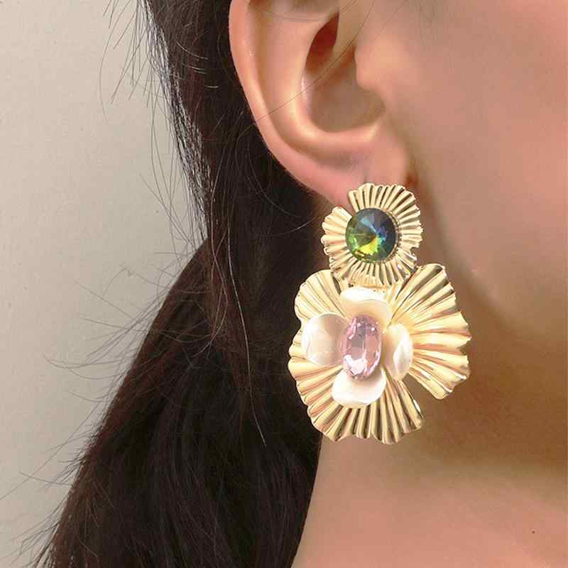ピアス 女性用 花モチーフ 貝殻 デザイン ファッション トレンド 韓国風 イヤリング ハンドアクセサリー 合金製 ジルコニア 装飾 夏 通勤スタイル カラフル ホワイトゴールド 華やか 軽量 日常使い